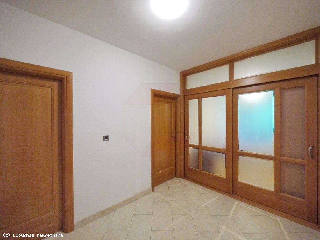 Samostojna hiša, vrt, bazen, pogled na morje